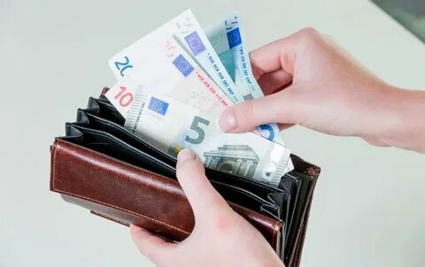 Проверил наличность в бумажнике