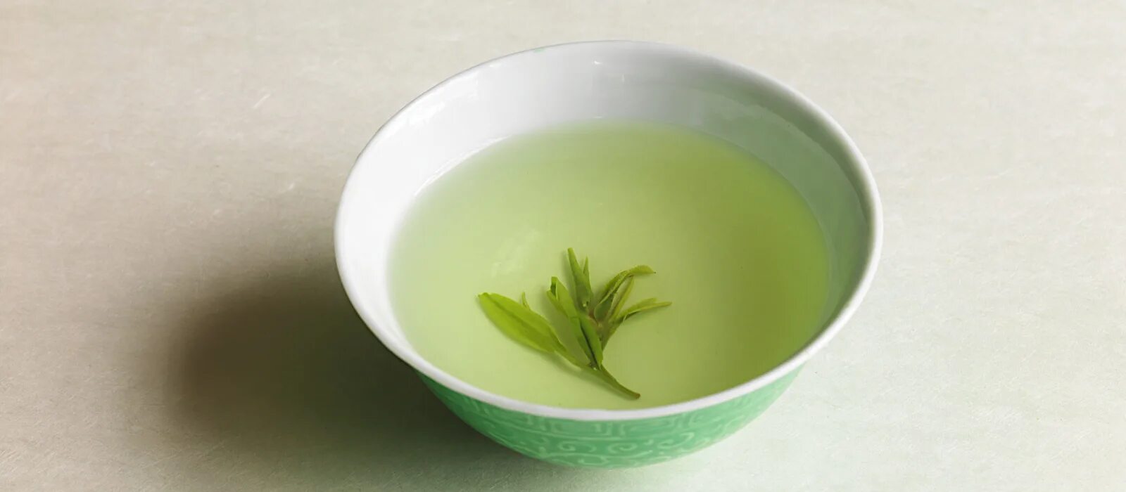 Травы вместо чая каждый день. Зеленый чай в пиале. Пиала с зеленым чаем. Пиала с зеленым чаем вид сверху. Пиалки Ливс зелёные.