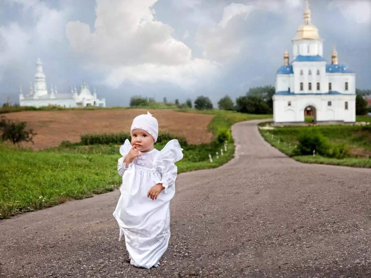 Дети в церкви. Православные дети. Дети около церкви. Дети на фоне храма.