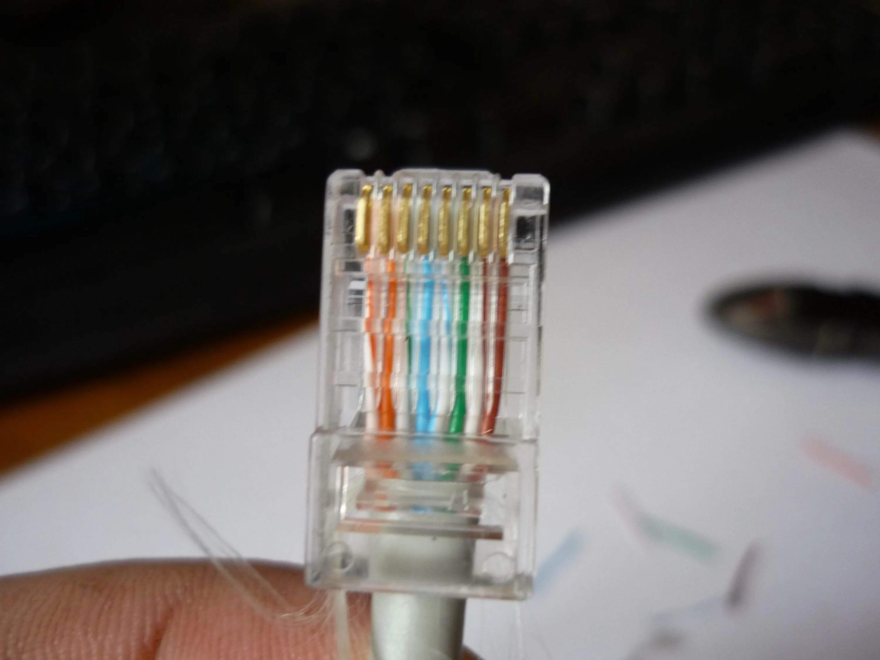 Интернет кабель 4 жилы. Обжим кабеля патч корд. Обжимка витой пары RJ 45 патч корд. Обжать патч корд rj45. Обжимка витой пары патч корда.