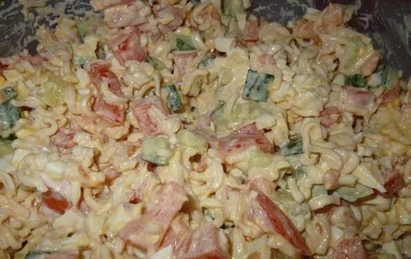 Салат из анакома с майонезом и чесноком. Салат из анакома с майонезом и чесноком. Салат из вермишели быстрого приготовления. Салат из анакома с майонезом. Салат из анакома с майонезом.