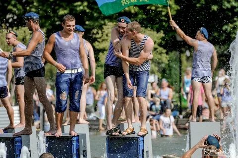 Вдвшники купаются в фонтане