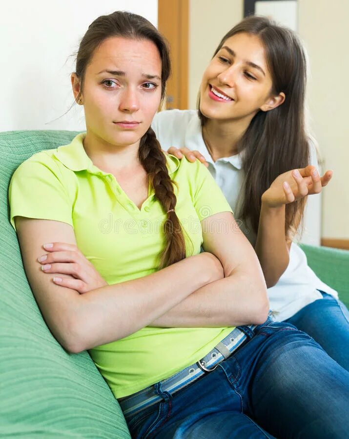 Две девушки смеются. Молодая девушка друга. Фотосессия с парнем. Отношения мужчины и женщины. Молодая девушка друга.