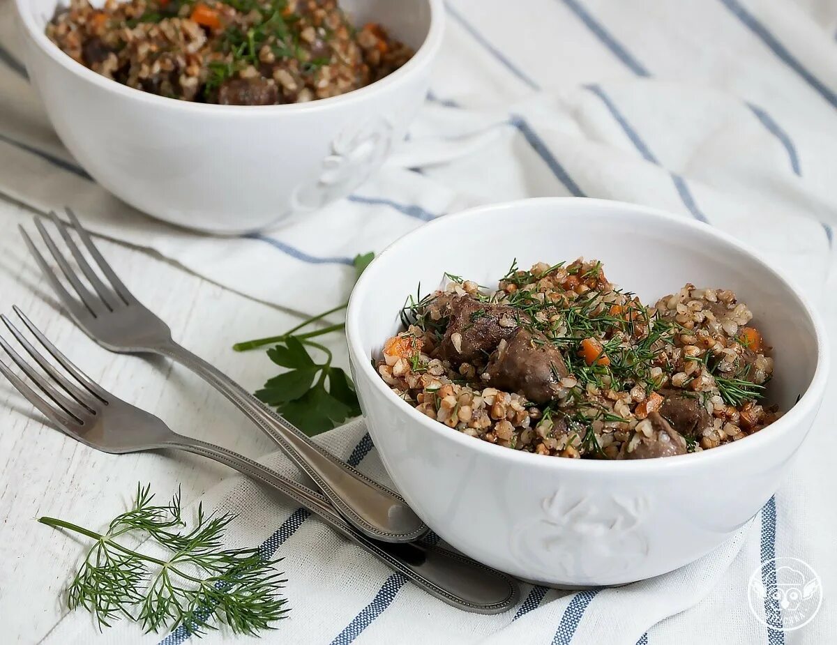 Гречка с сердечками. Тушёнка из говядины с гречкой. куриные сердечки с гречкой. гречка с тушенкой. гречневая каша с тушенкой.