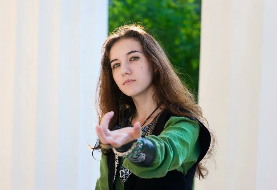 Песня девочка с протянутой рукой. Солнце в руках. Песня девочка с протянутой рукой. Девочка вытягивает руку к карюмере. Девушка протягивает руку.