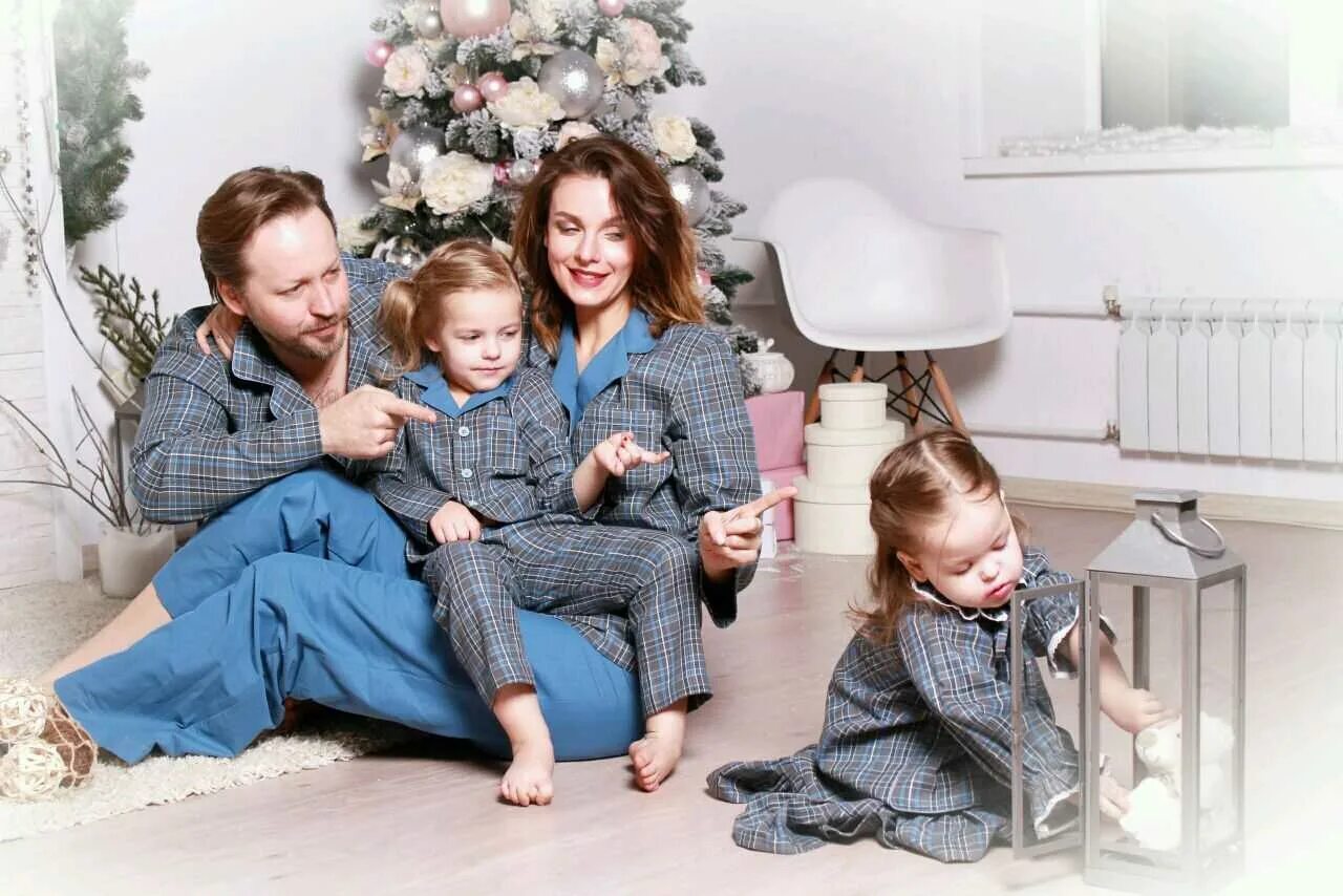 Праздничный фэмили лук. Фэмили лук для всей семьи. Одежда для фотосессии семейной. Фэмили лука. Мама и дочка с платьем.