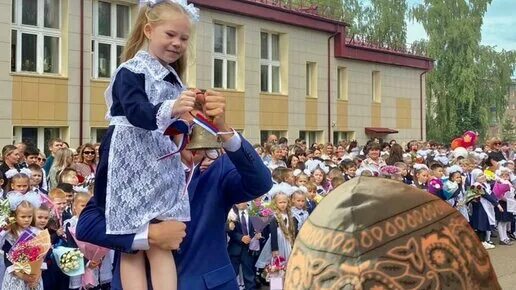 Линейка 1 класс. Первые классы на линейке Благовещенск Амурская область. Школа 10 линейка