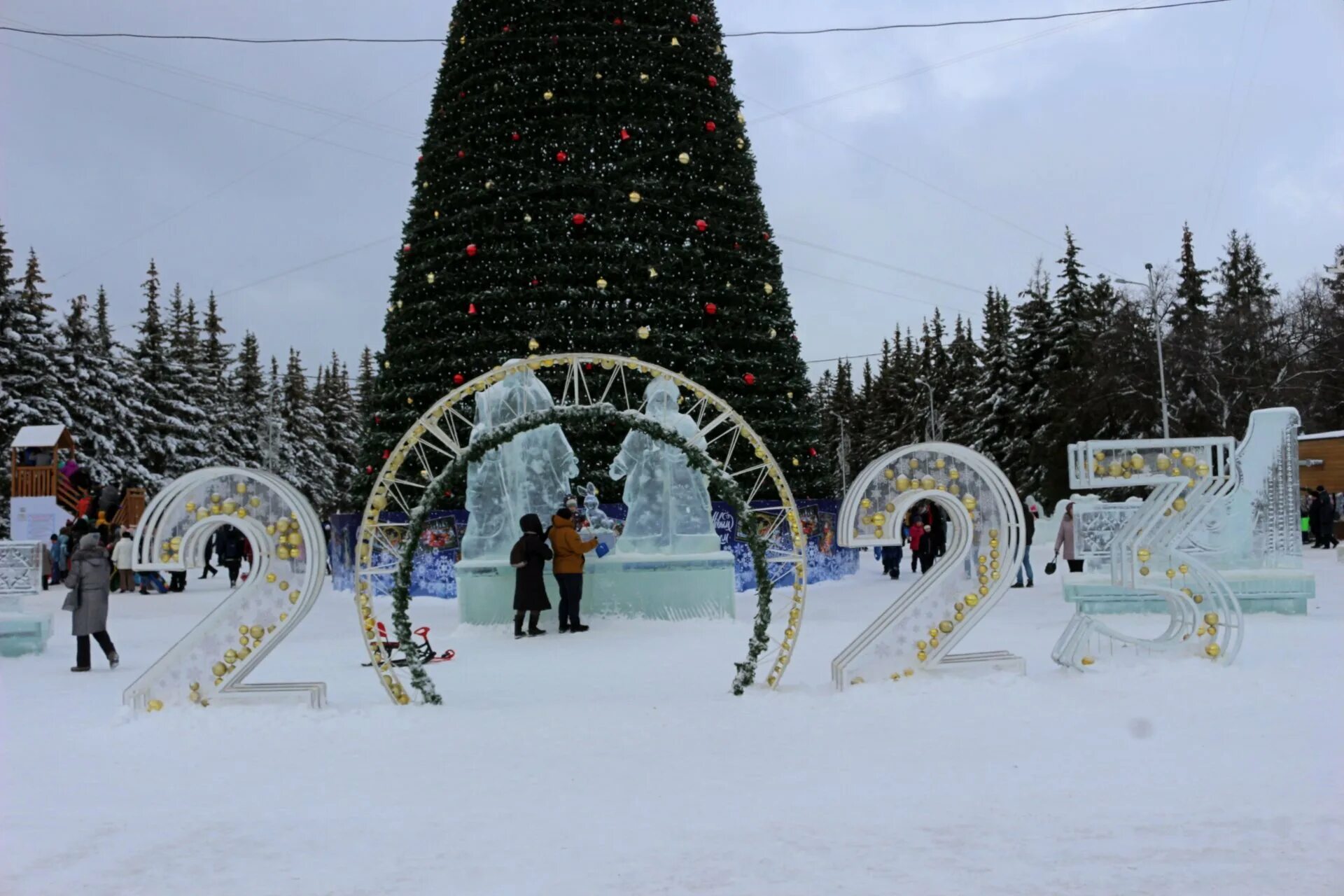 Сколько живет в уфе. Ледяной городок Уфа. Уфа новогодние елки на площадях.