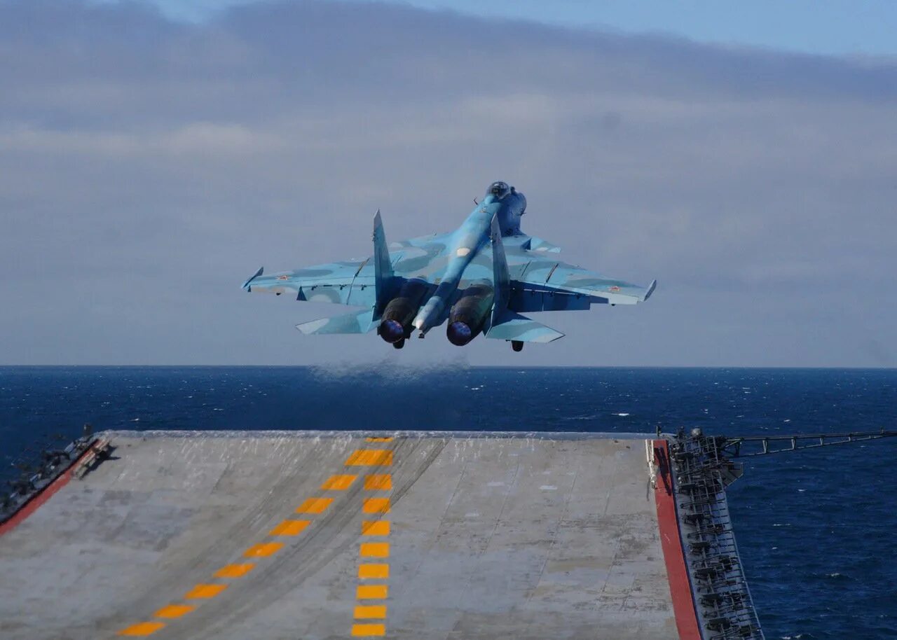 Посадка истребителя. Су 33 взлёт. Су-33 двухдвигательный реактивный самолёт. Су 33 ВМФ России. Су-33 ТАВКР.