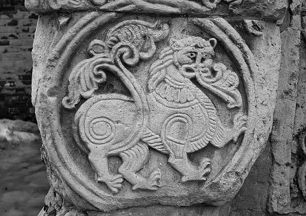 Лев на старославянском. Византийский лев вектор. Византийский лев изразец. Лев в древнерусском искусстве. Декоративно-прикладное искусство знак.