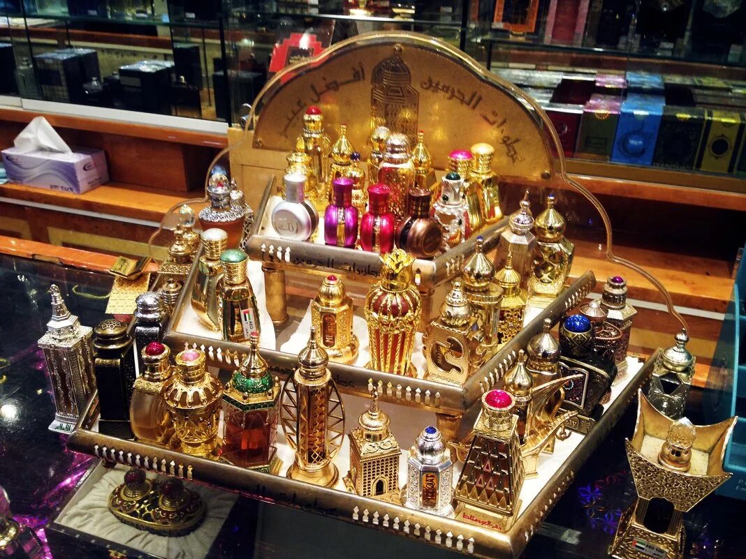 Купить парфюм оаэ. Духи из Дубая. Парфюмерия арабские эмираты. Дубайские духи масляные. Рынок духов.