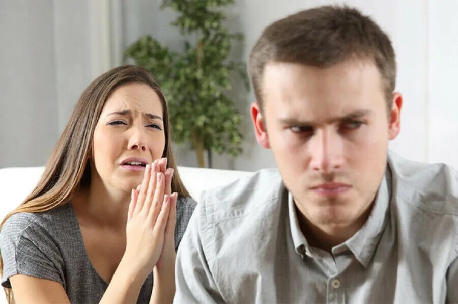 Человек задает вопрос. Задавать молодому человеку. Мужчина обращает внимание на женщину. Разговор между мужчиной и женщиной. Задавать молодому человеку.