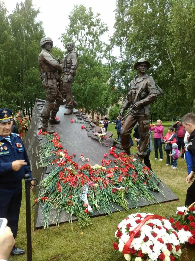 Квартира участникам боевых действий. Сосновый Бор памятник ветеранов боевых действий. Памятник в Сосновом Бору ветеранам. Памятник ветеранам локальных войн Сосновый Бор. Памятник ветеранам боевых действий.