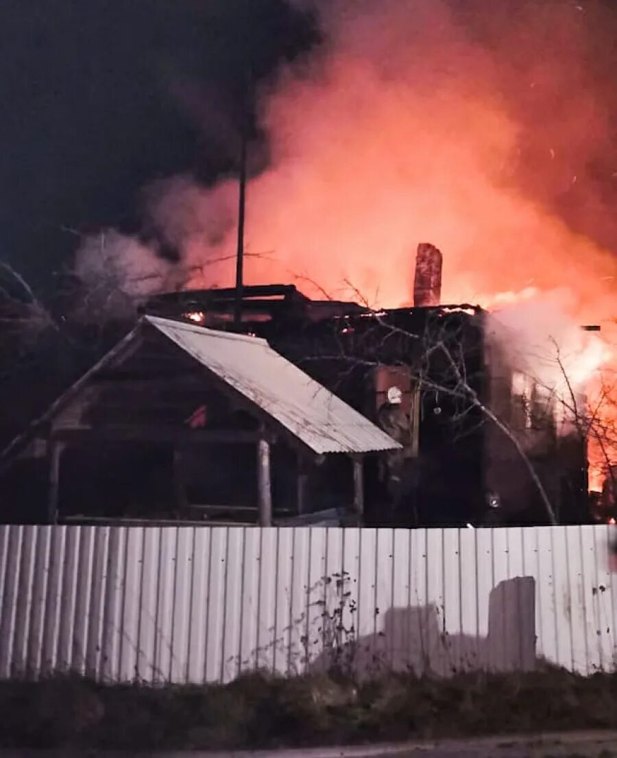 Пожар в деревне. Дом горит. Сгоревший дом. Дом горит. Пожар в частном доме.
