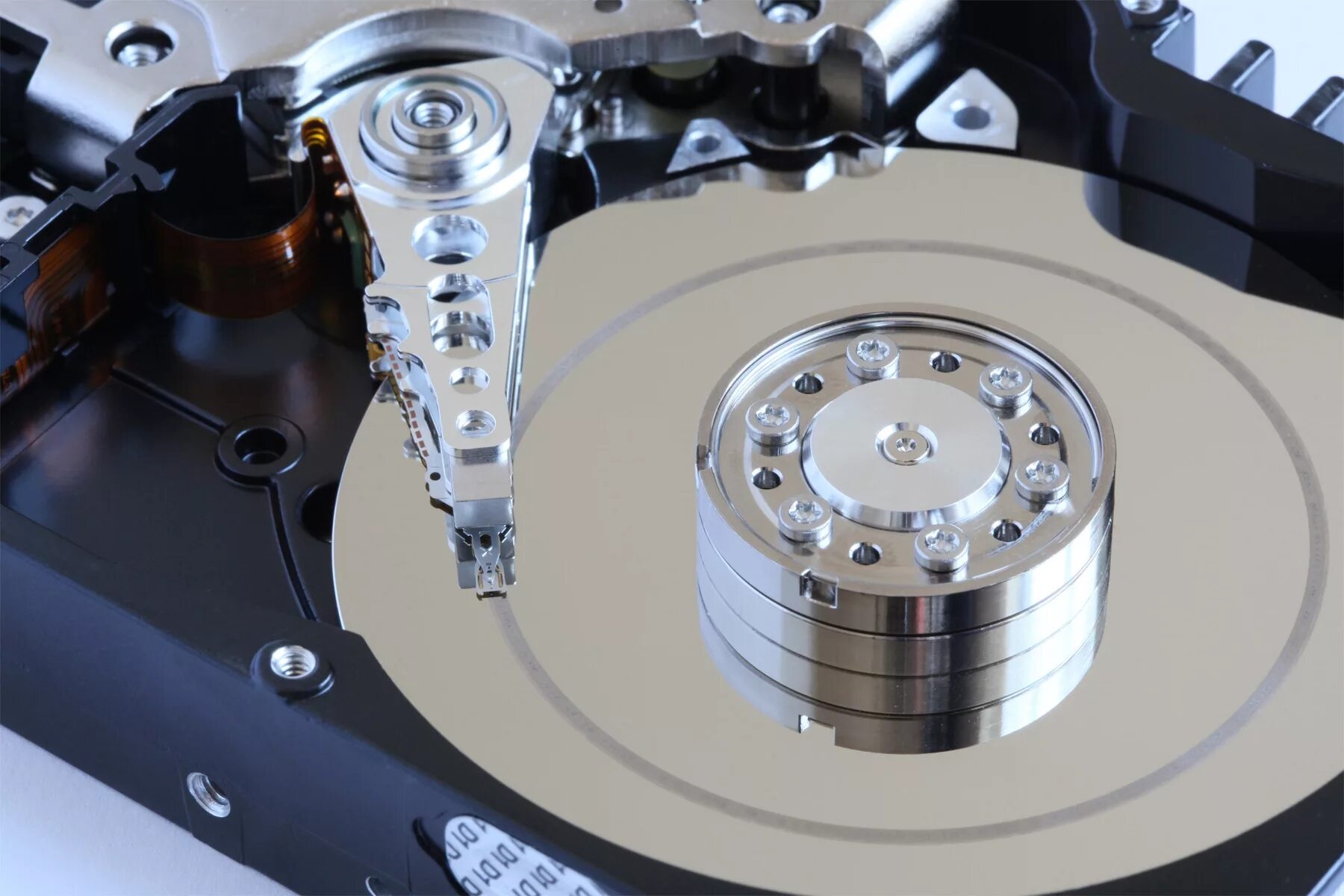 Диск плохо работает. Hdd 30tb. жёсткий диск шпиньдель. скорость шпинделя жесткого диска. головка шпинделя жесткого диска.