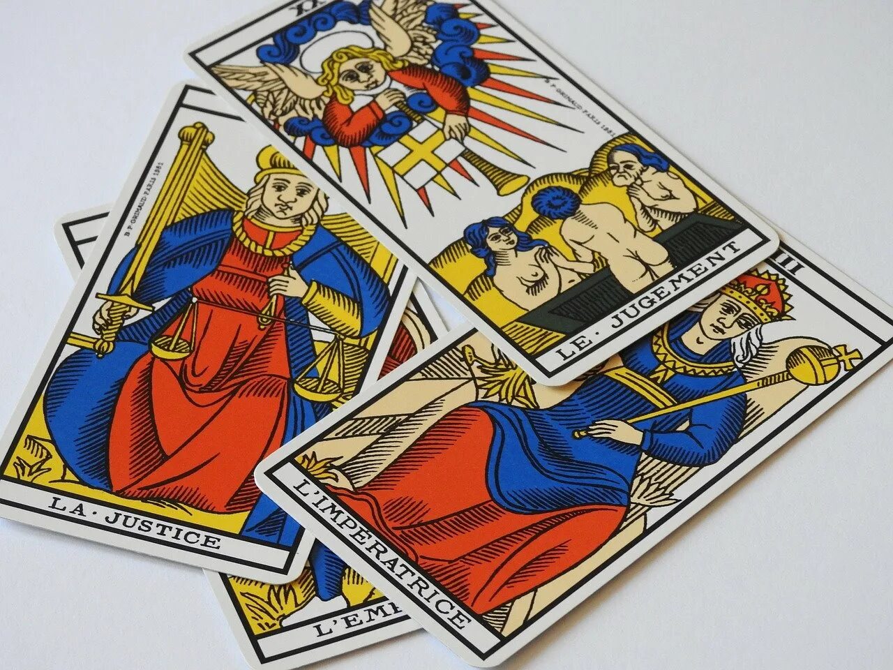 Карты таро картинки. Аркан влюбленные марсельское Таро. Марсельское Таро отшельник. Марсельское Таро Повешенный. Марсельское Таро Император.