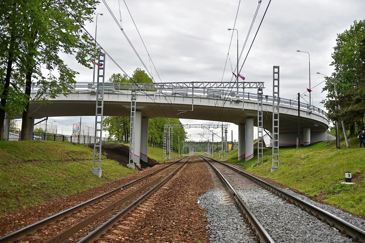 Путепровод через жд. Путепровод над железной дорогой на 195,8 км мн всто. Невинномысск мост через путепровод. Виадук это эстакада. Эстакадный железнодорожный путь.