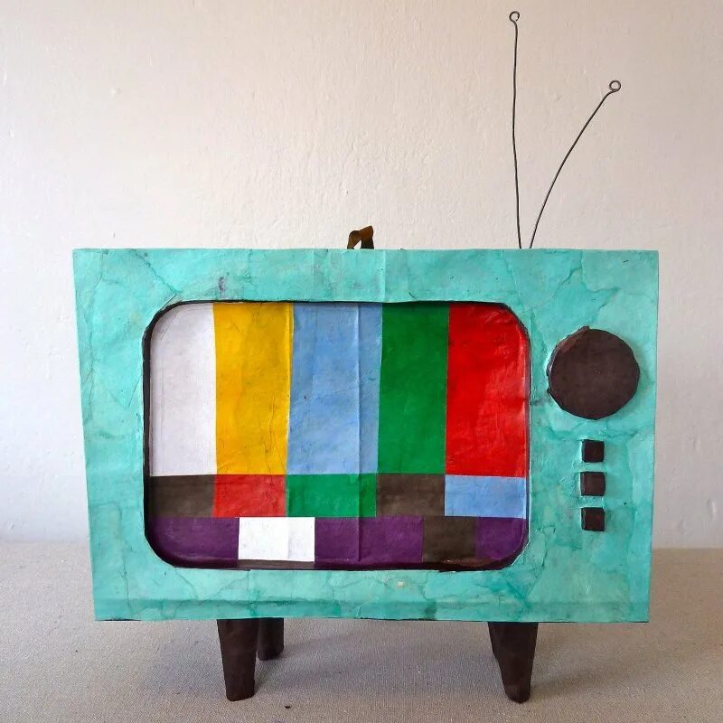 Телевизор из картона. Бумажный телевизор. Телевизор из бумаги. Поделка телевизор. Телевизор своими руками для детей.
