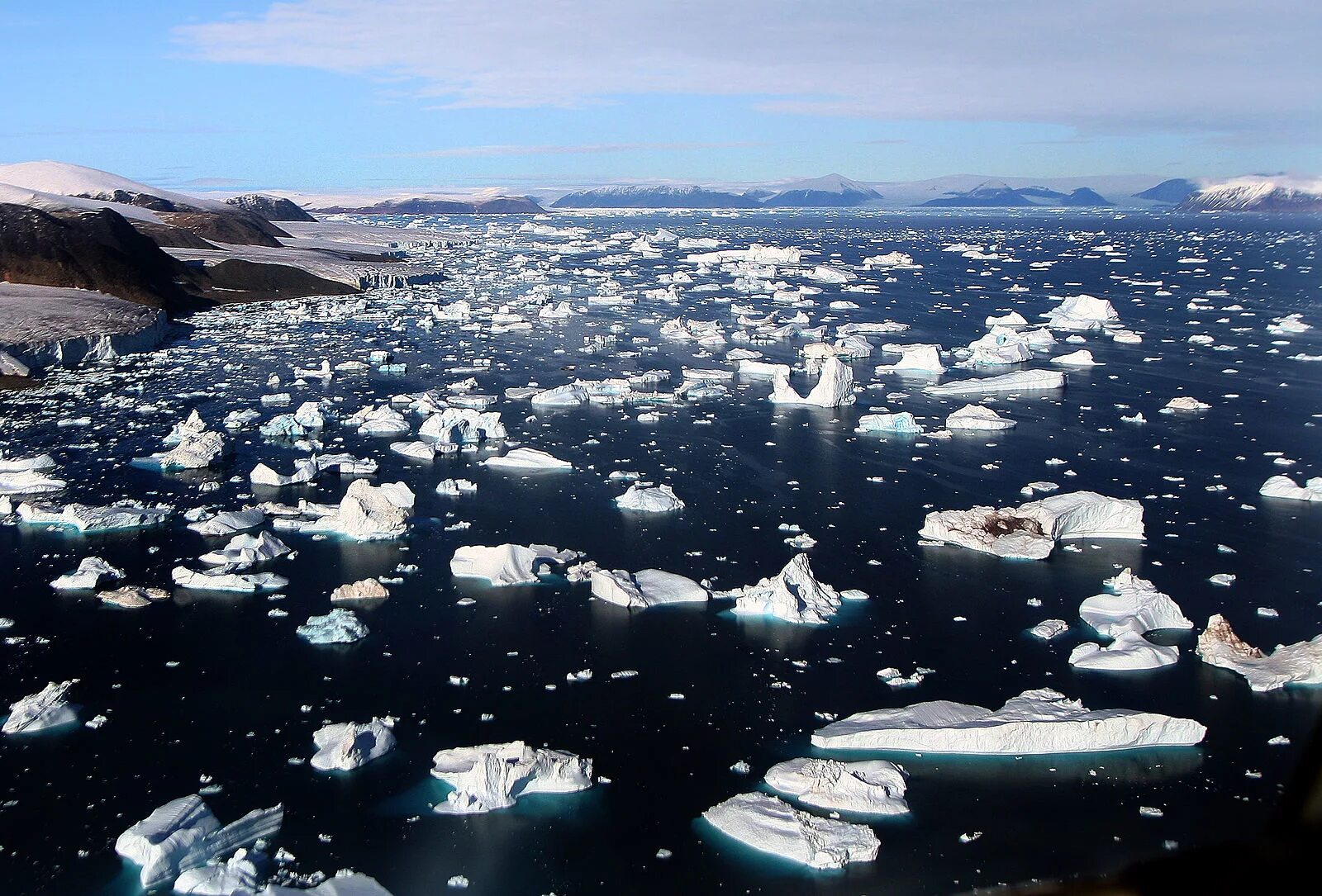 Таяние ледников в Арктике. Гренландия ледник эймери. Таяние ледников глобальное потепление. Загрязнение Северного Ледовитого океана. Изменение ледовитого океана