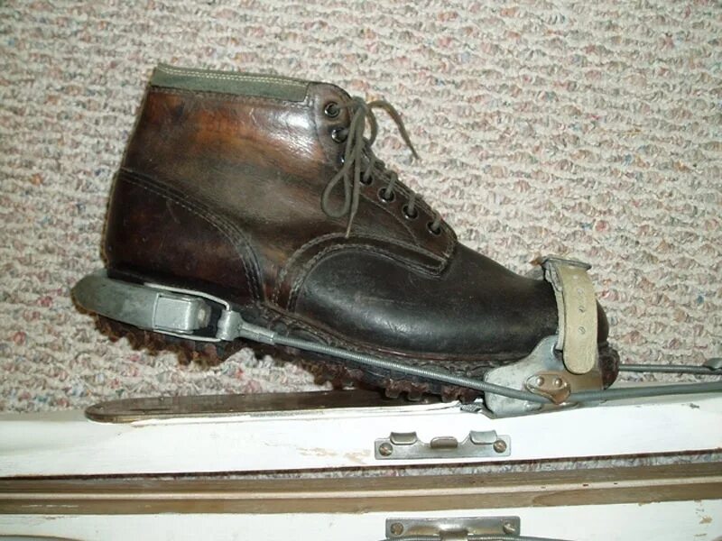 Кирзовые лыжные ботинки старые. Лыжные ботинки старого mn75. Лыжные ботинки динамо ссср. Botas sns лыжные ботинки. Рантовые ботинки лыжные ссср.