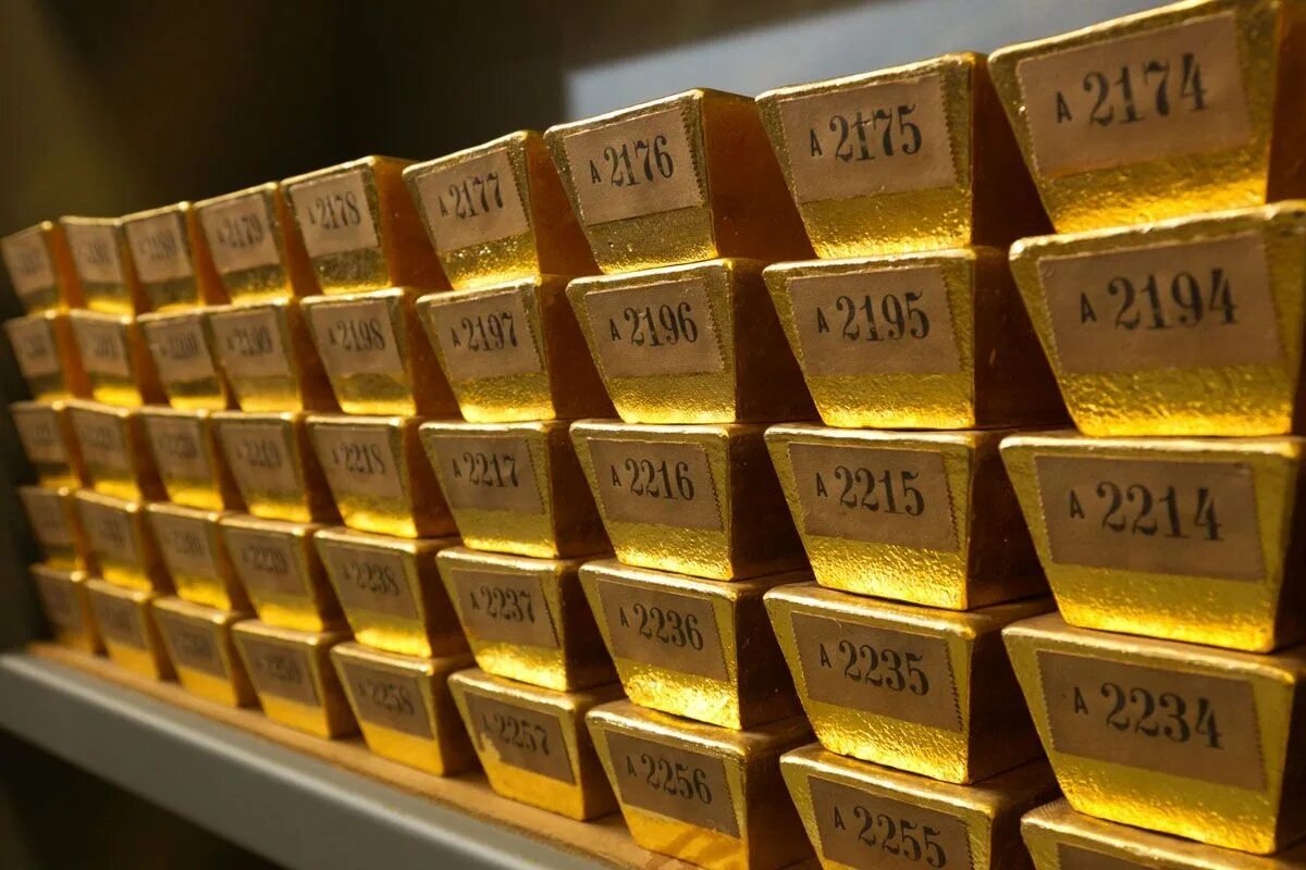 Золото в слитках купить цена на сегодня. Слиток золотой. Банковское золото. Банковские слитки золота. Мерные золотые слитки.