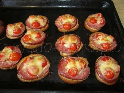 Бутеры в духовке с сыром и колбасой
