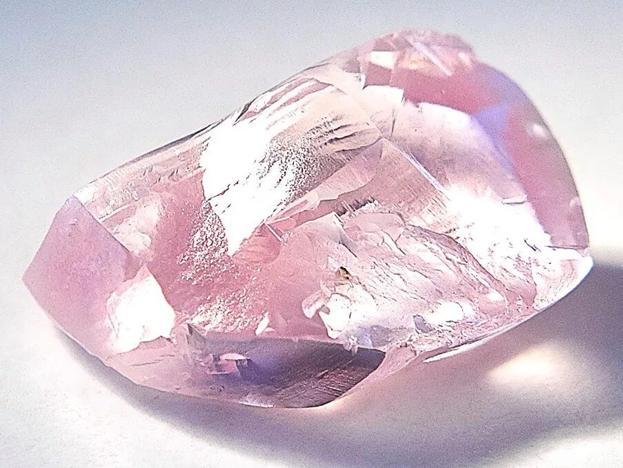 Montage diamante rosa. Розовый Алмаз неограненный. Алмаз самородок. Самородок топаз розовый прозрачный. Розовый Алмаз необработанный.