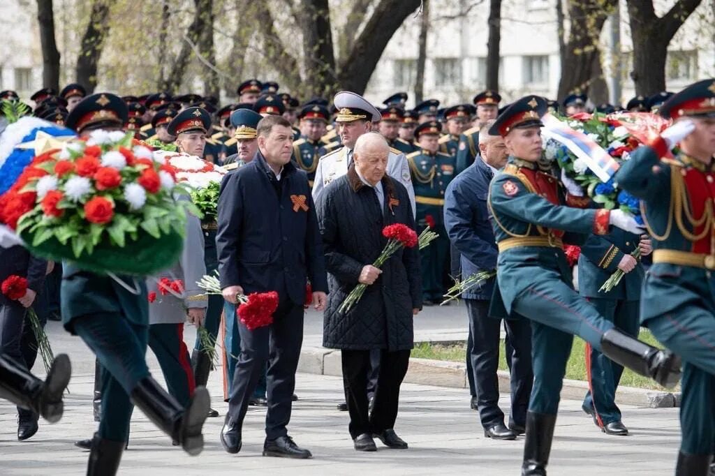 Куйвашев возложение цветов. День Победы возложение венков. Возложение венков на 9 мая. Возложение цветов 9 мая.