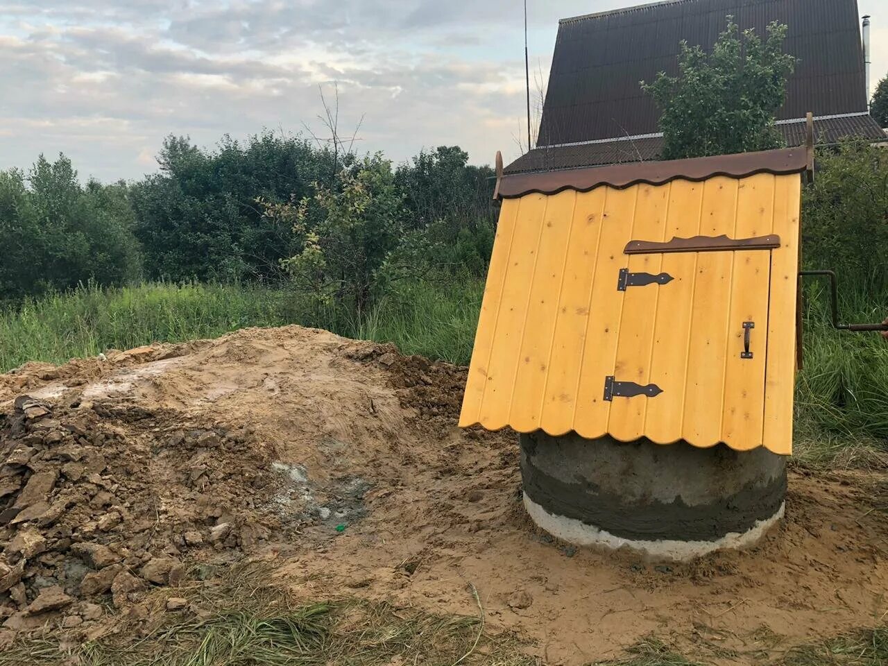 копка траншей колодцев вручную. колодец копка область. рытье колодцев. колодец копка область. копание колодца.