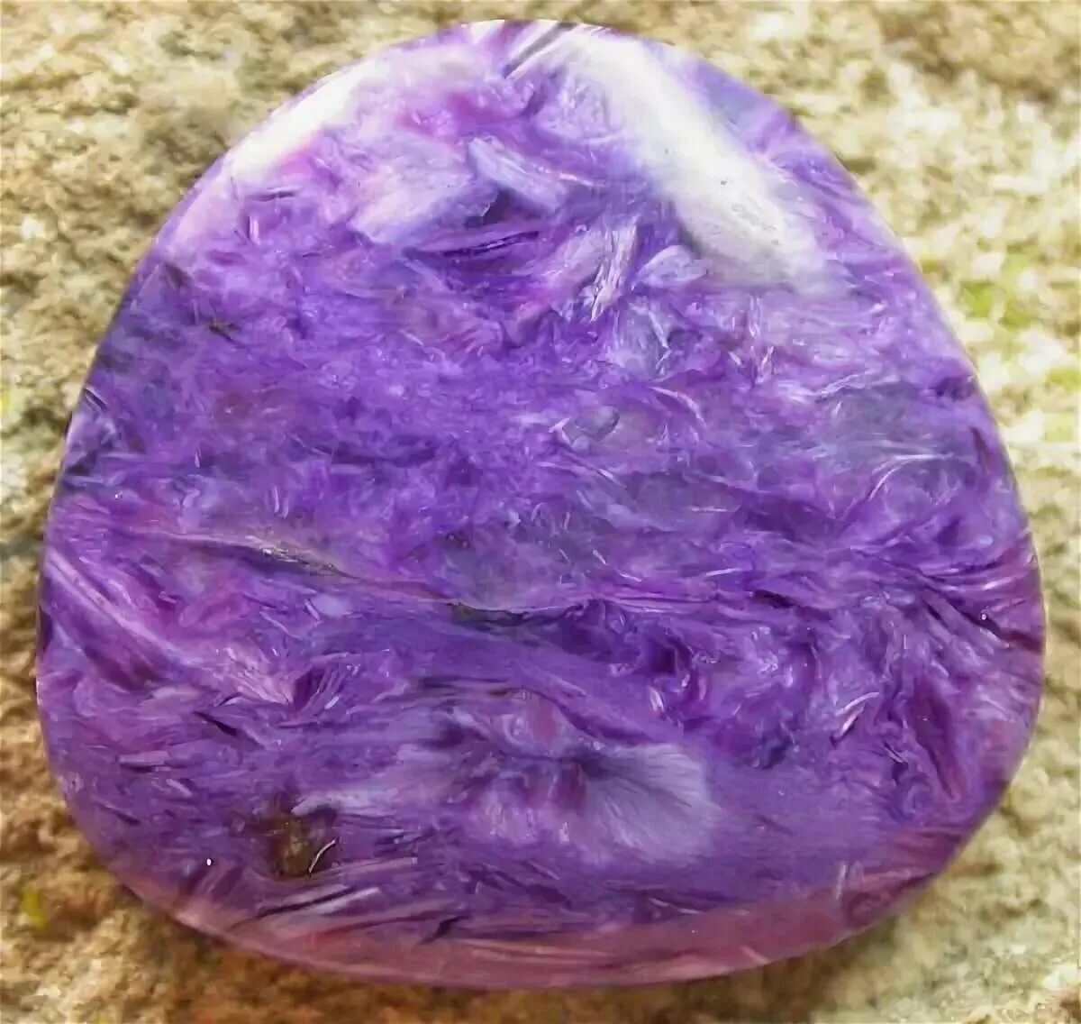 Чароит минерал. Цвет чароит. Чароит камень минерал. Байкальский чароит камень. Байкальский чароит камень.