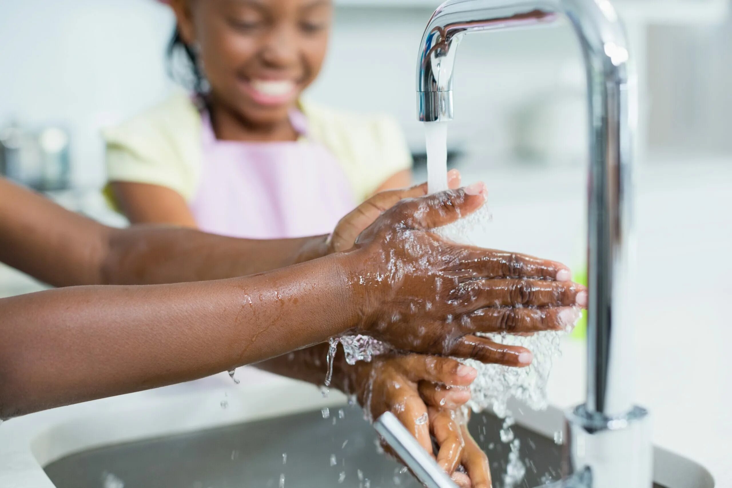 We wash hands. Мытье рук. Женщина моет руки. Чел моет руки. Мыть руки.