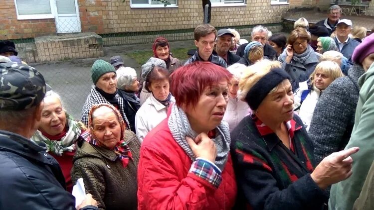 Бабки в очереди. Бабка в очереди. Очередь из бабок. Нищие пенсионеры Украины.