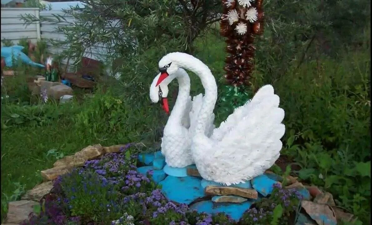 Как сделать лебедя из бутылок. Поделки для сада. Лебедь из покрышки. Лебеди из бутылок для сада. Поделки для сада своими руками.
