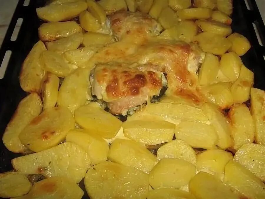 Куриные бедрышки с овощами в духовке. Филе бедра курицы с картошкой в духовке. Картофель с курицей в духовке. Куриные бёдра в духовке с картошкой с майонезом и чесноком. Бедрышки куриные в духовке с картошкой.