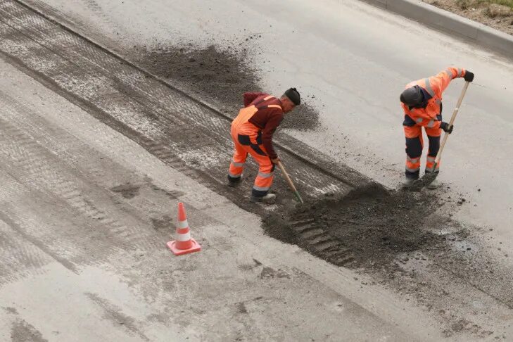 Закрывают дороги с 1 апреля. Ремонтные работы. Горячий асфальт. Ремонт дороги. Латают дыры в асфальте.