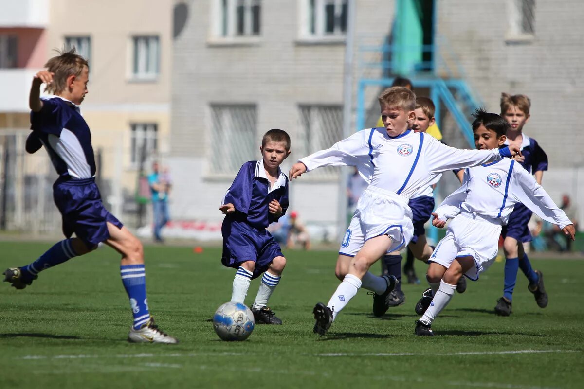 Пацаны играют в футбол. Футбол дети. Мальчик футболист. Детские футбольные школы. Детско-юношеский спорт.