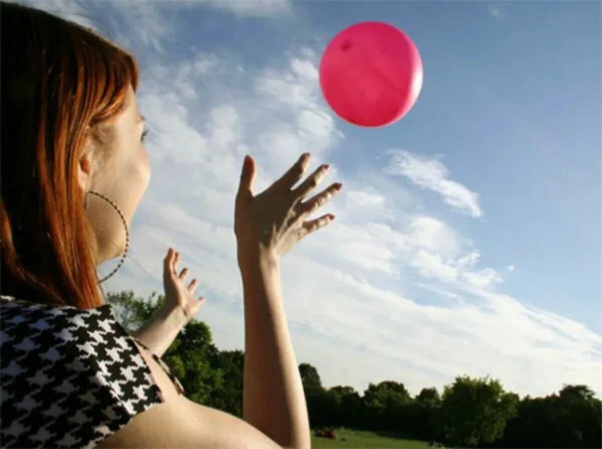 Девушка с шаром. Отпускаю воздушный шар. Отпустить воздушный шарик. Девушка отпускает воздушные шары.