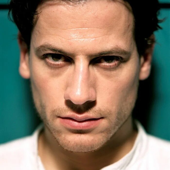 йоан гриффит скулы. серьёзное лицо мем. мужчина с серьезным лицом. роуэн аткинсон бин. серьезное лицо.