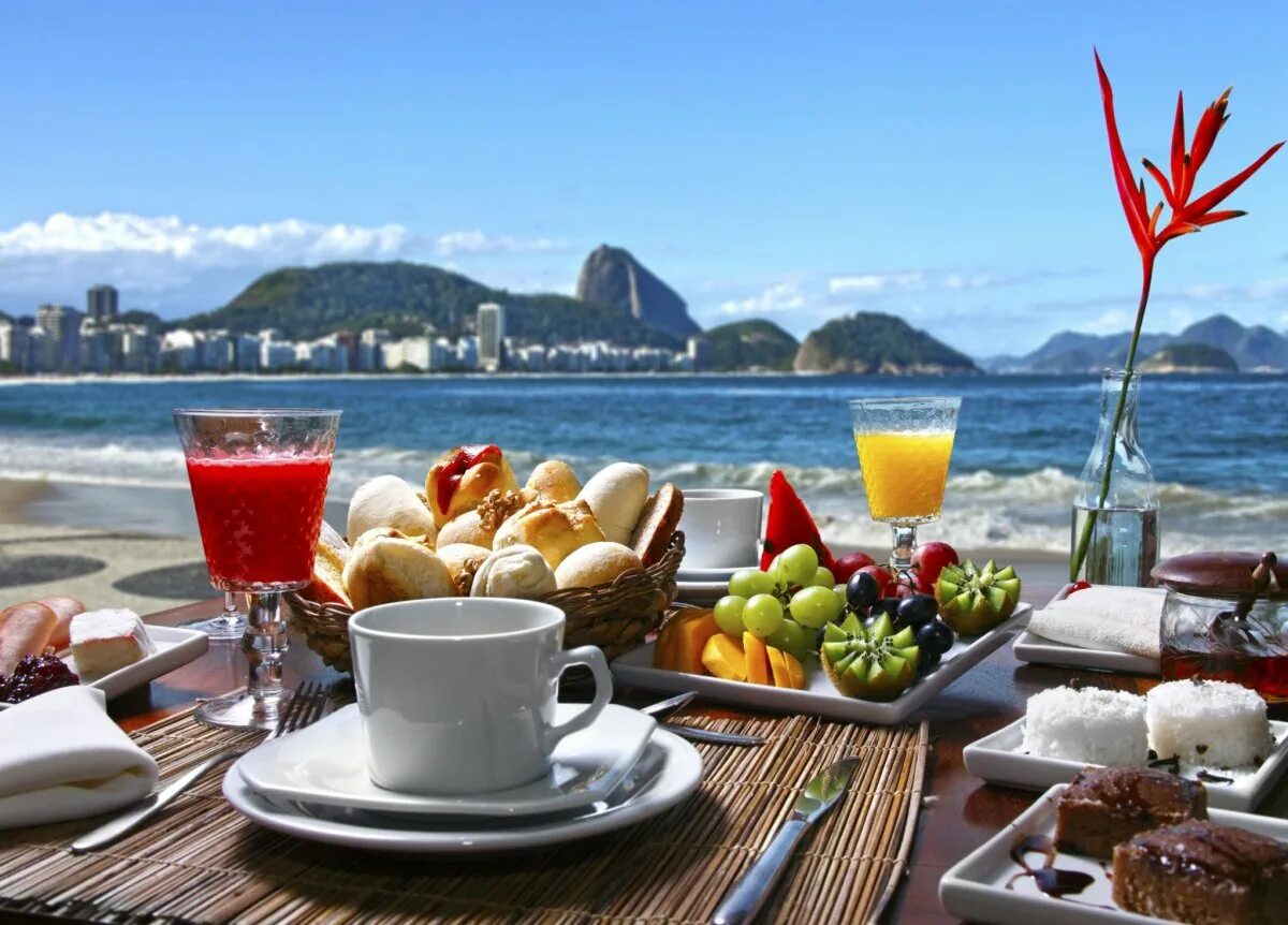 Завтрак на побережье. Красивый завтрак. Завтрак с видом на море. Средиземноморский завтрак. Завтрак в летнем кафе