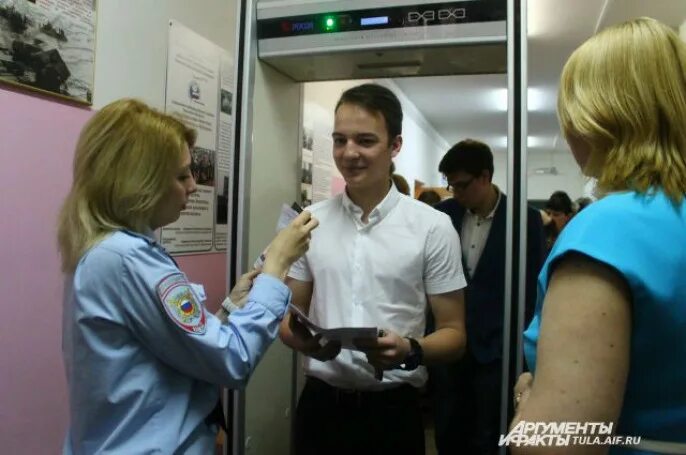 Калькулятор пищит через металлоискатель на огэ. Металлодетектор на егэ. металлоискатель на экзамене. досмотр на егэ. металлоискатели на огэ.