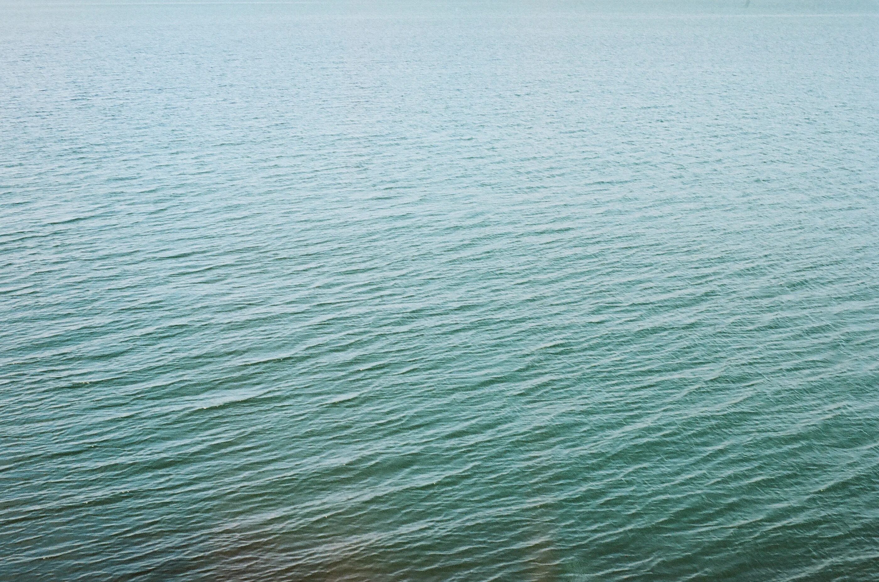 волны на воде. гладь воды. речная волна. водная поверхность. фактура воды.