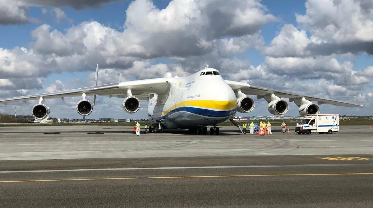 Украинский самолет. АН-225 Мрия Украина. Украинский самолет Мрия. АН 225 мега Мрия пассажирский. АН 225 Мрия на фоне других самолетов.