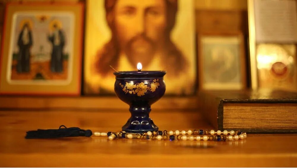 Утренняя молитва православная в великий пост. В храме Лампады и свечи. Лампадка в церкви. Лампадка у иконы. Икона с лампадой.