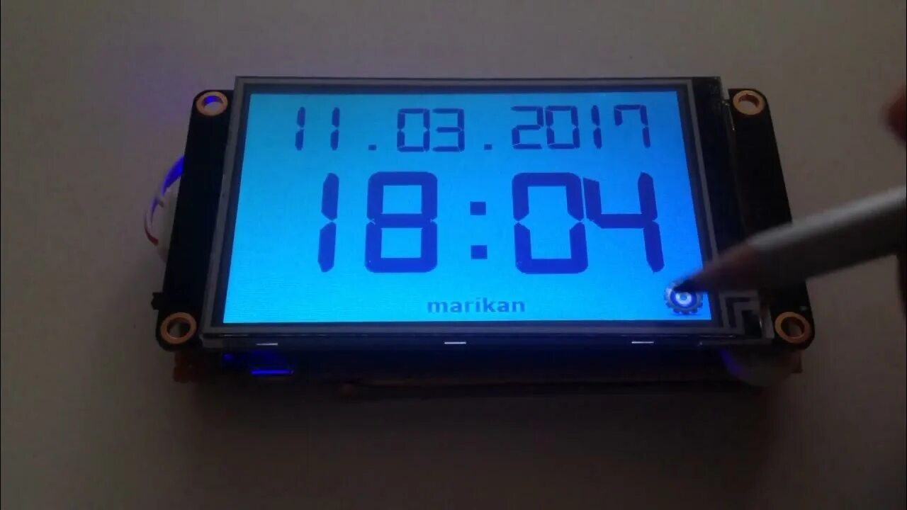 Установить экран цифровой часы. Электронные часы диджитал клок 1018. nextion часы. самодельные электронные часы. электронные часы в стальном корпусе.