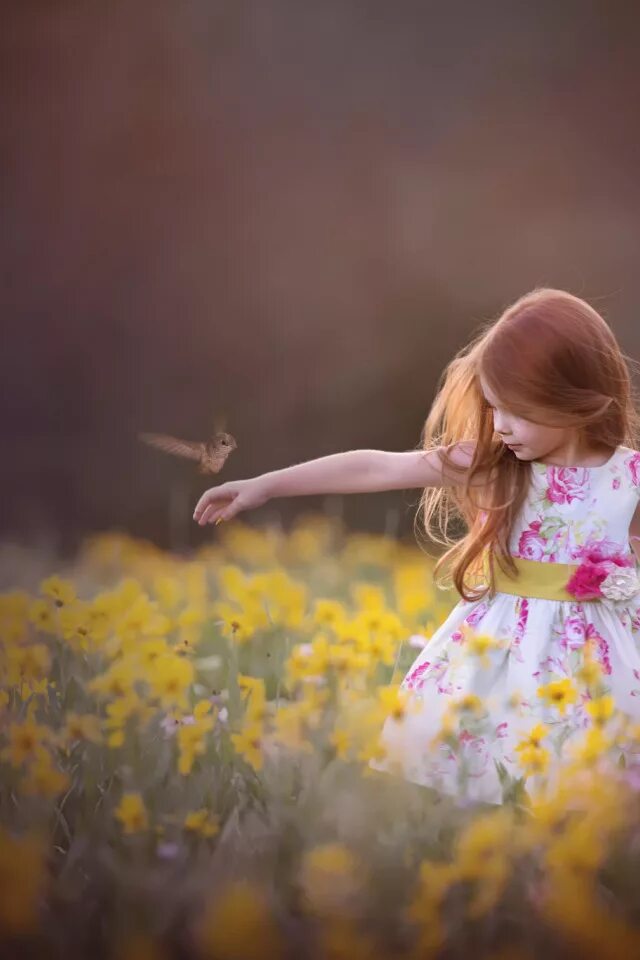 Красивые дети природа. Девочка в маковом поле. Девочка в поле цветов. Девушка в поле. Поли девочкам.