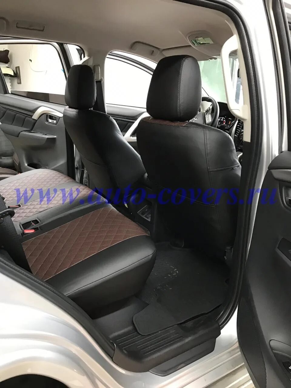 Чехлы на мицубиси паджеро 4 из велюра. Чехлы паджеро спорт 3. Pajero sport чехлы. Чехлы на паджеро спорт 1. Чехлы на мицубиси паджеро спорт.