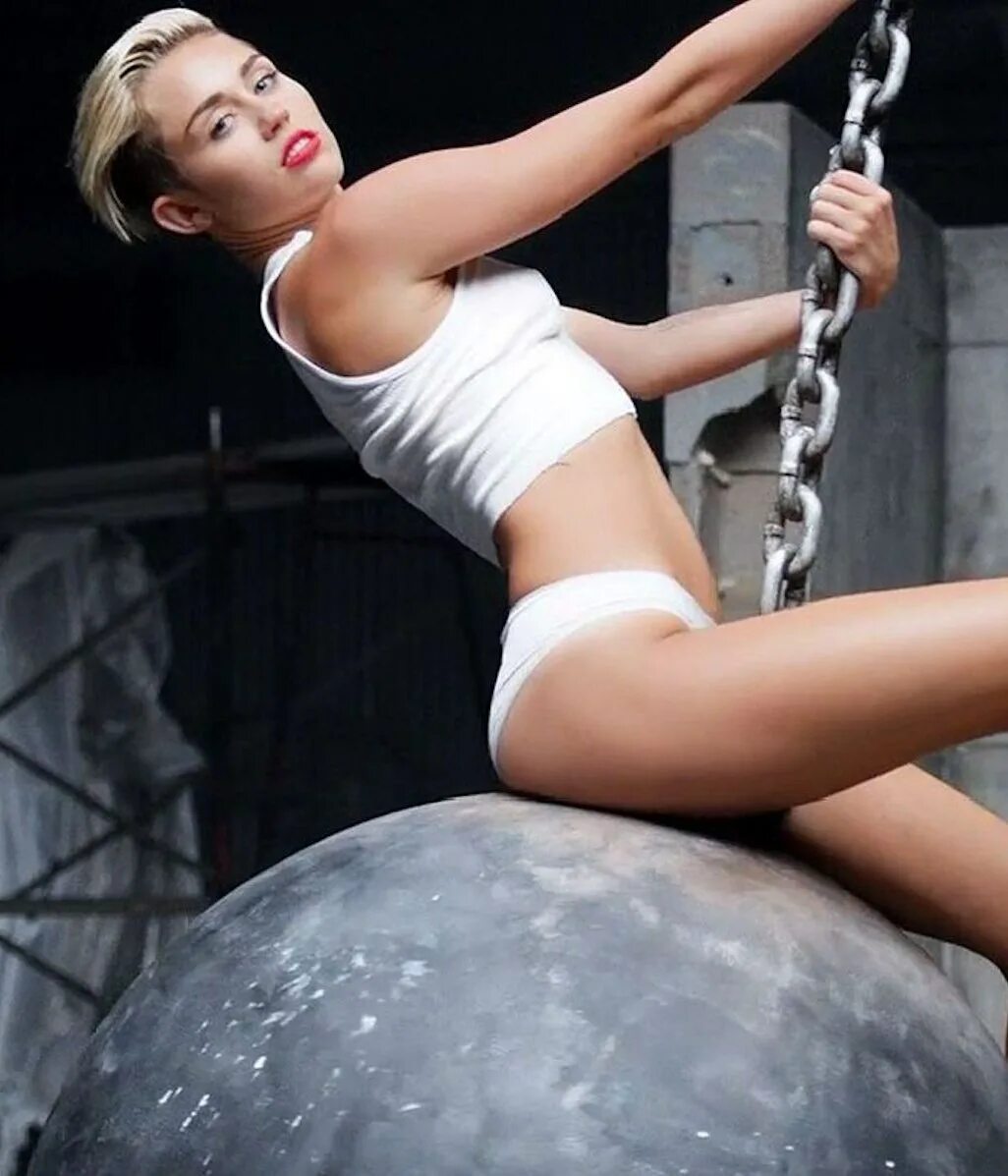 Wrecking ball минус. Майли сайрус wrecking. майли сайрус бол. майли сайрус врекинг болл. майли сайрус на шаре.