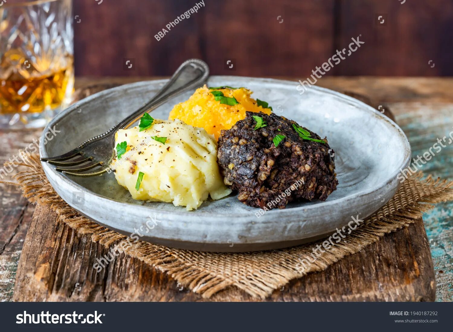 Traditional scottish dish. Национальная кухня шотландии хаггис. Traditional scottish dish. Traditional scottish food haggis. Хаггис шотландия.