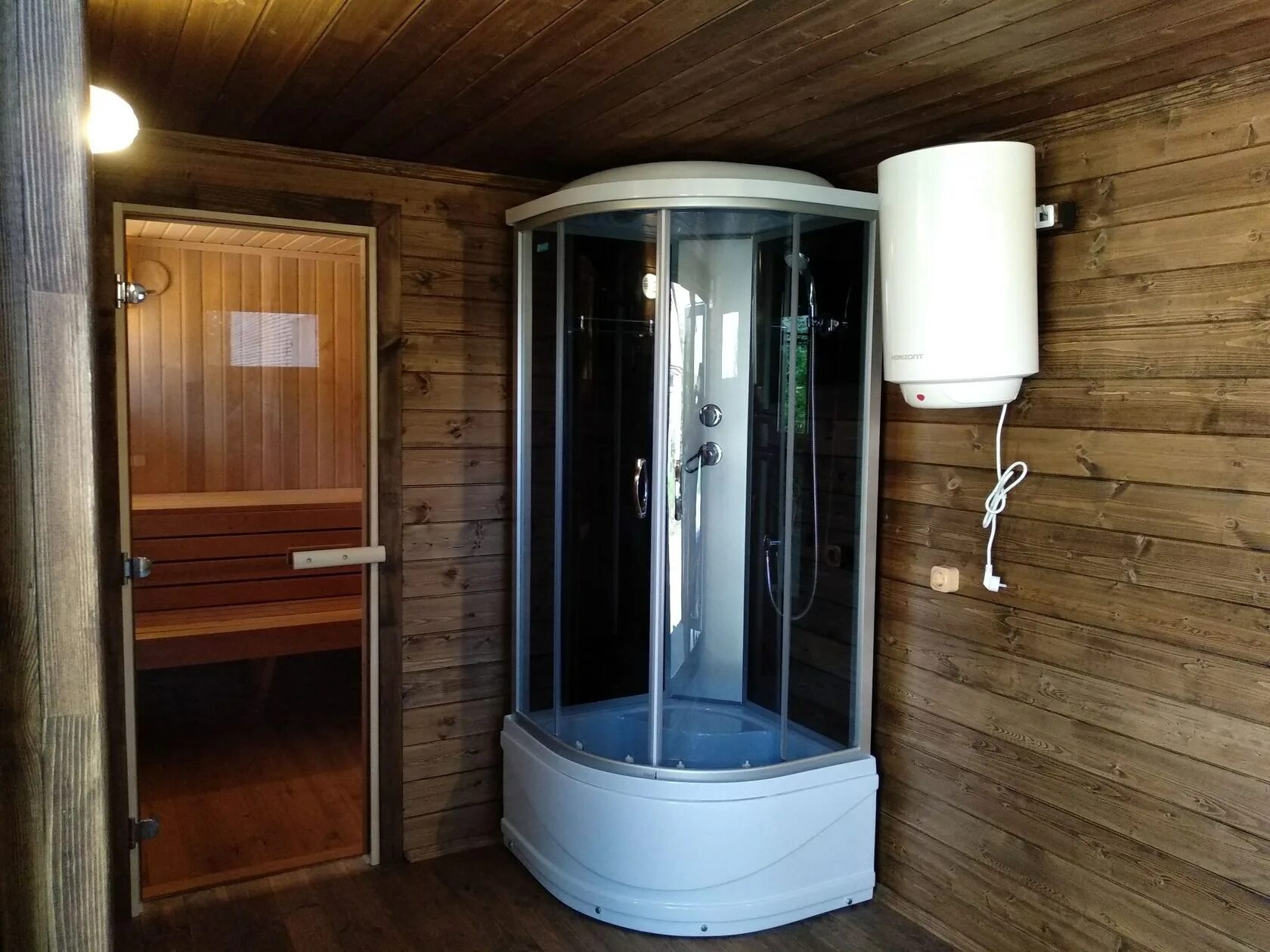Видео баня душевая. Баня с душевой кабиной. Душевая кабина в бане. Душевая кабина в бане на даче. Душевая в деревянном доме.