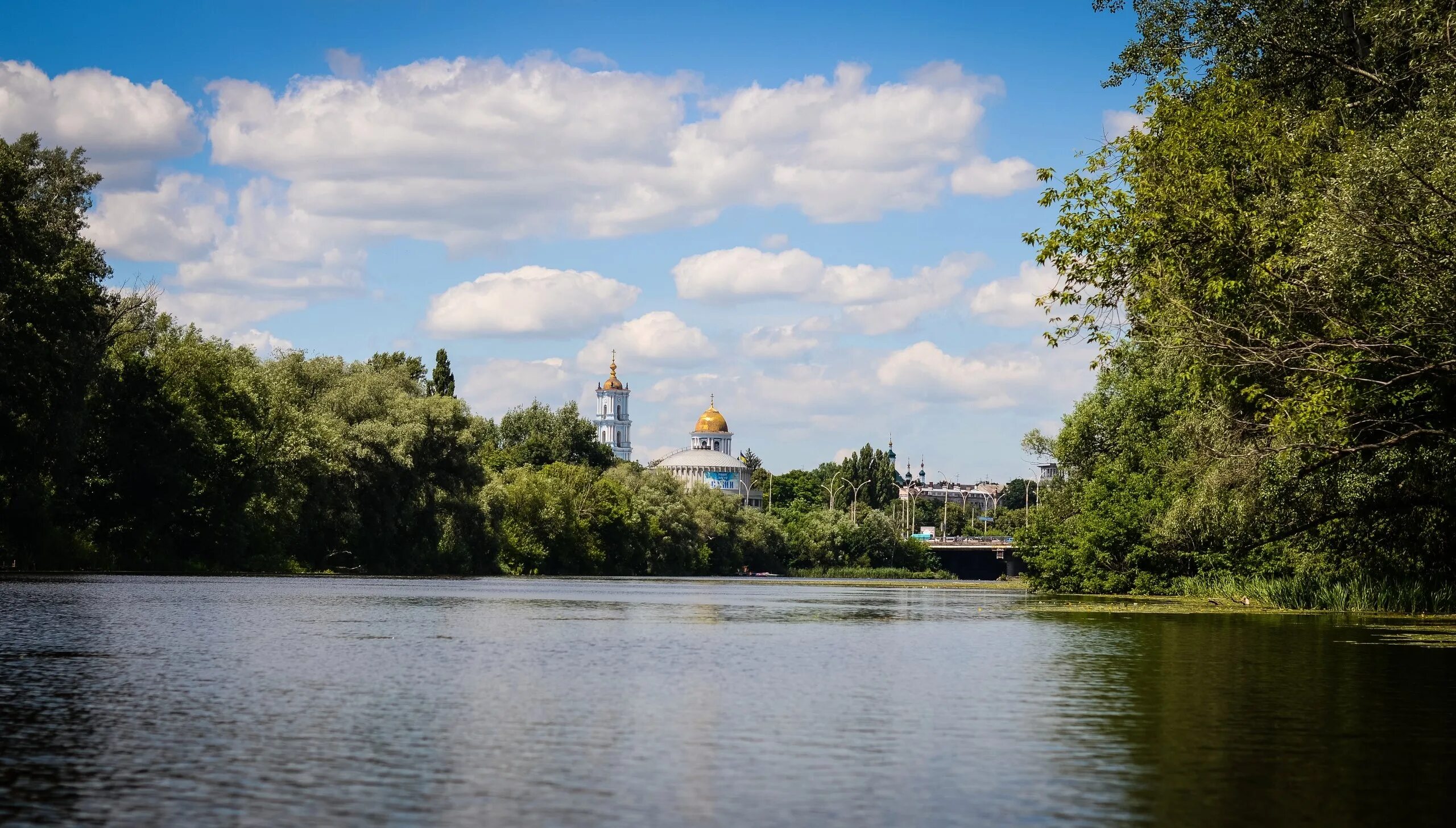 В том городе на озере. Река город рославль. сумы речка. сумы река природа. сумы река в городе.